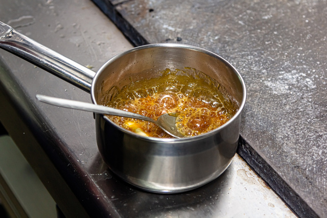 Avec l’astuce de ce chef, vous ne brûlerez plus jamais votre caramel dans la casserole !