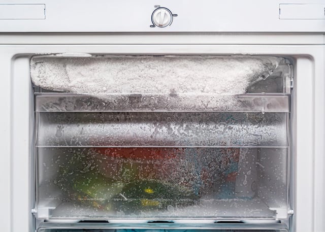 Maison : votre congélateur est plein de givre ? Voici une méthode simple et efficace pour l’éliminer facilement