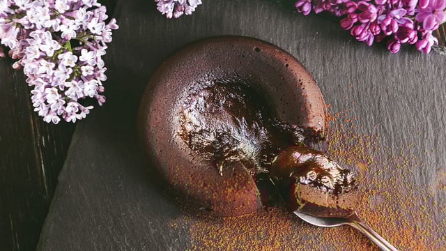 Vue 21 millions de fois sur les réseaux sociaux, voici la recette ultime pour un fondant au chocolat incroyable