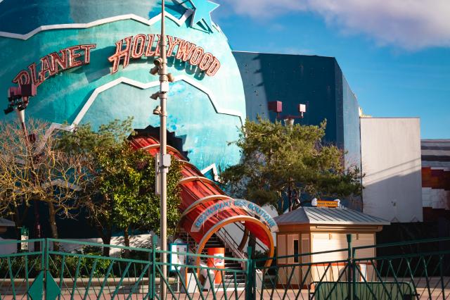 Disneyland Paris : on sait enfin quel restaurant va remplacer “Planet Hollywood” à Disney Village !