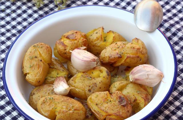 Pommes de terre tapées ail et origan. Pascale Weeks