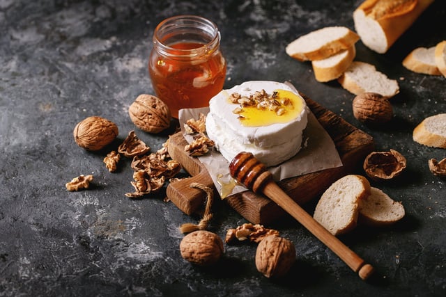 Voici comment customiser la bûche de chèvre pour un apéro qui bluffe tout le monde !