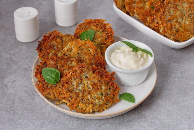 Ces röstis bien croustillants cachent une touche tomates cerises et basilic qui change tout