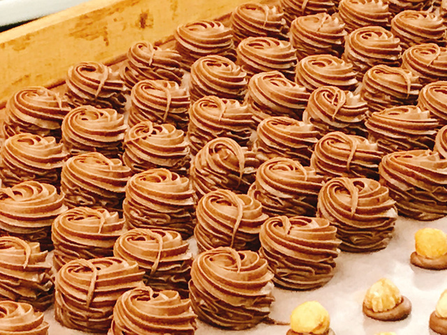 Les bouchées de Gianduja pochées à la main 