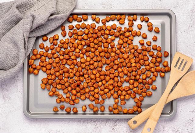 Des pois chiches rôtis goût poulet rôti : découvrez cette recette bluffante à tester absolument pour l'apéro