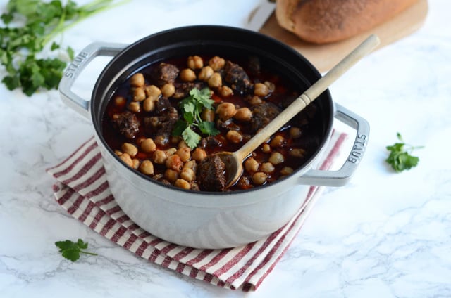 Oubliez le Bourguignon : ce mijoté de boeuf aux pois chiches est plus économique et sa viande encore plus fondante!