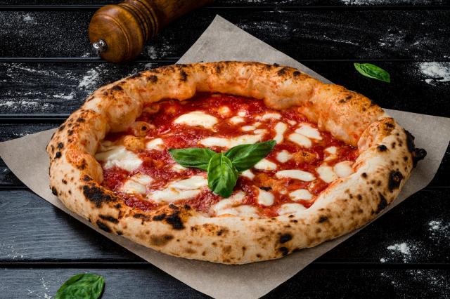 Ce champion du monde dévoile sa méthode pour une pizza croustillante, même sans four à bois
