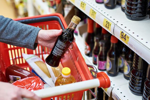 Comment reconnaitre une bonne sauce soja d'une mauvaise ? Cette astuce va changer le goût de vos plats !