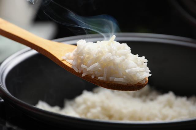 Ajouter quelques gouttes de cet ingrédient que l’on a tous dans sa cuisine permet à votre riz de ne jamais coller !