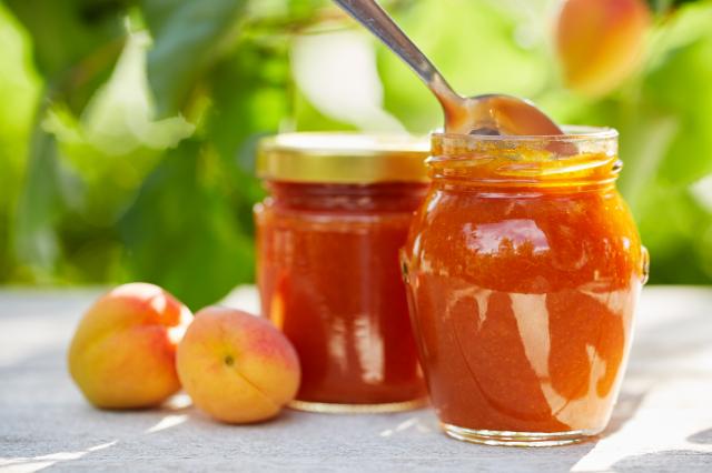 “C’est un délice” : on vous partage notre meilleure recette de confiture d’abricots notée 4.6/5 par nos lecteurs !