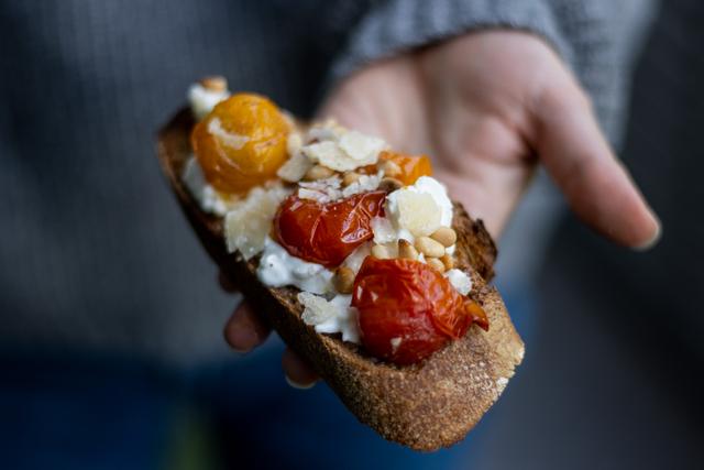 Bruschettas de tomates cerises et burrata. Yoann Gloaguen