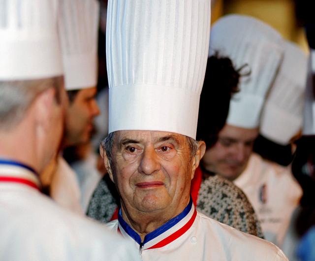 Pourquoi ne pas tester pour les fêtes la recette de la célèbre soupe VGE aux truffes de Paul Bocuse ?