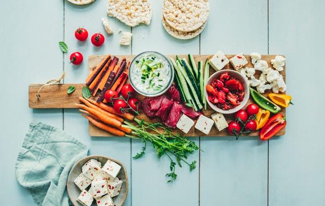 Voici une idée de planche apéritive légère, idéale quand il fait chaud !