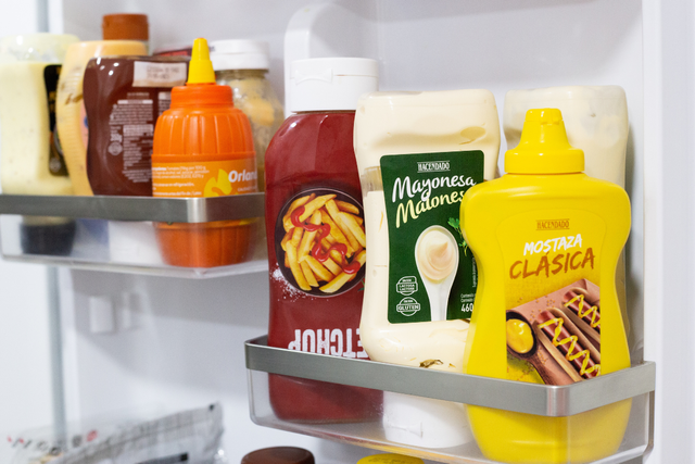 Mayonnaise, ketchup, moutarde : combien de temps peut-on réellement les garder ouverts au frigo ?