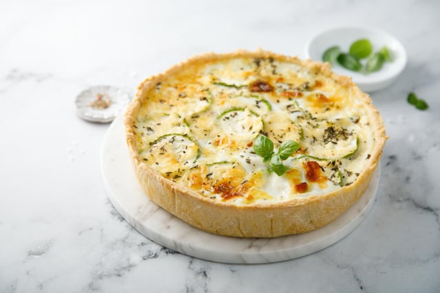 Cette quiche ultra-crémeuse aux courgettes et au fromage est le dîner parfait quand on ne sait pas quoi cuisiner ce soir