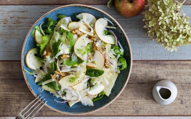 Raclette, tartiflette, croziflette : voici quelques idées de salades pour accompagner ces plats copieux !