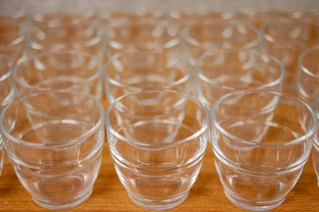 On sait enfin ce que signifie le nombre dans le fond des verres Duralex de la cantine