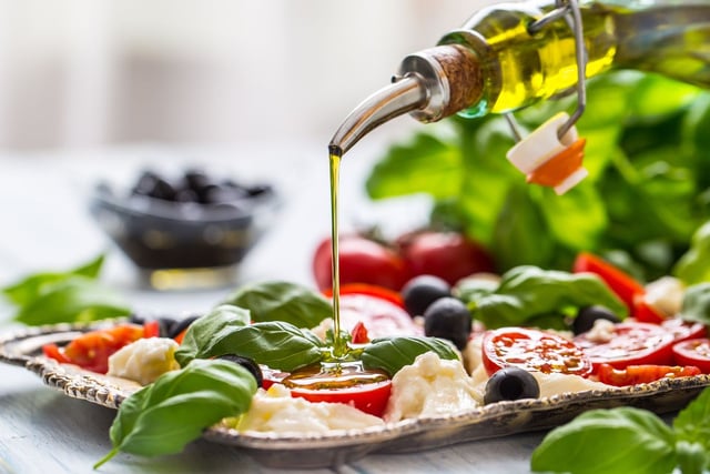 Salade d'été : cet ingrédient secret à base d'olives va rendre vos tomates mozza inoubliables
