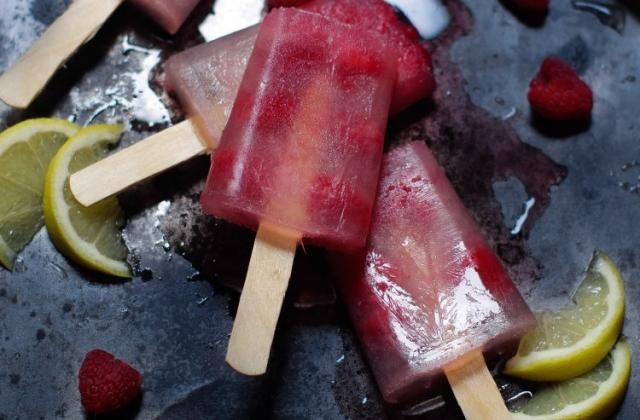 Bâtonnets de sorbet à la framboise et au citron. Pourdebon