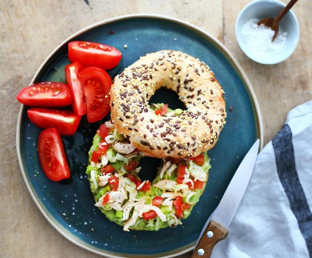 Bagel au poulet et guacamole : la recette fraîche et ultra simple à glisser dans votre panier de pique-nique