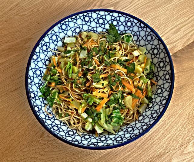 Nouilles sautées aux feuilles de chou-fleur 