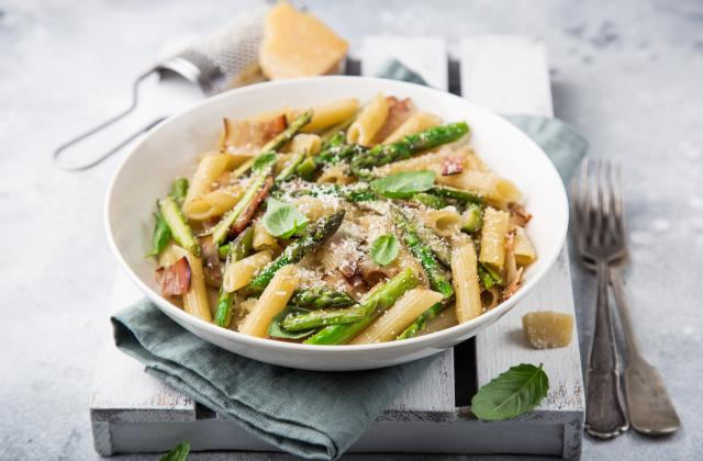 Penne aux asperges, bacon et parmesan. Adobestock