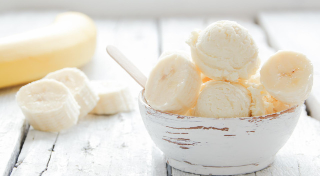"J’adore tellement ce snack" : une diététicienne partage sa recette de glace protéinée à la banane sans sorbetière !