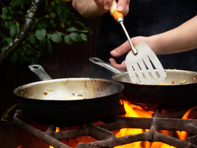 Philippe Etchebest, Glenn Viel et Hélène Darroze dévoilent leur astuce pour récupérer une poêle brûlée !