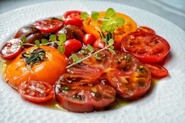 Eva Longoria dévoile sa sauce secrète pour sublimer un simple carpaccio de tomates