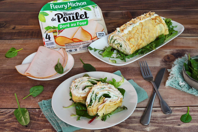 Envie de gourmandise ? Testez ce roulé de crêpes salées au blanc de poulet doré au four, fromage fouetté et pousses d’épinards