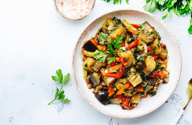 “ C’est extraordinaire !” : François-Régis Gaudry partage la recette sicilienne de la caponata qui va détrôner la ratatouille