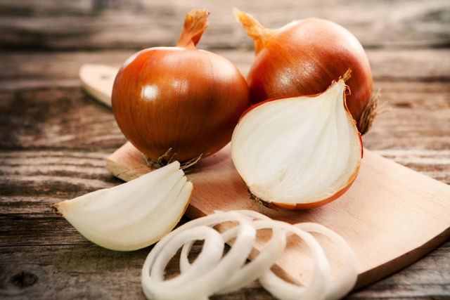 Vous pleurez toujours en coupant les oignons ? Ce détail fait vraiment la différence