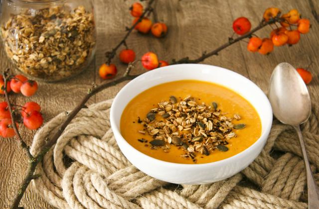 Soupe de butternut aux lentilles coraim et granola. Dans la cuisine de Gin