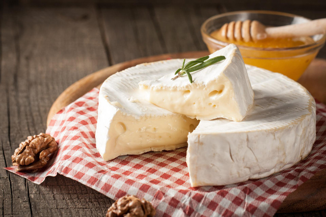 Ni feta, ni mozza : cette recette de brie fouetté aux pêches et miel va devenir votre nouveau chouchou de l’apéro d’été