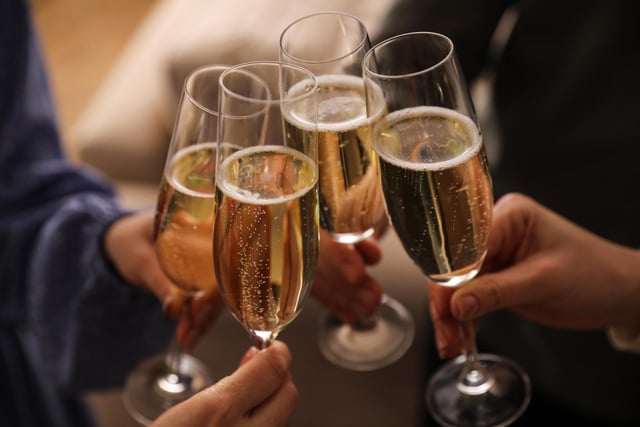 Pour les fêtes, un expert recommande cette alternative au champagne : moins chère et tout aussi bonne