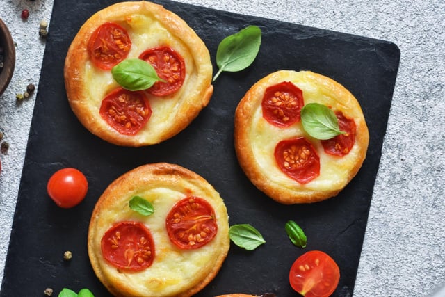 L'astuce géniale des moules à muffins pour réussir vos clafoutis salés tomate mozzarella en quelques minutes