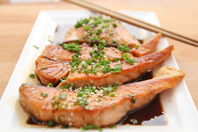 Saumon à la poêle : l’astuce ultime pour réussir la cuisson du poisson (et éviter qu’il colle)