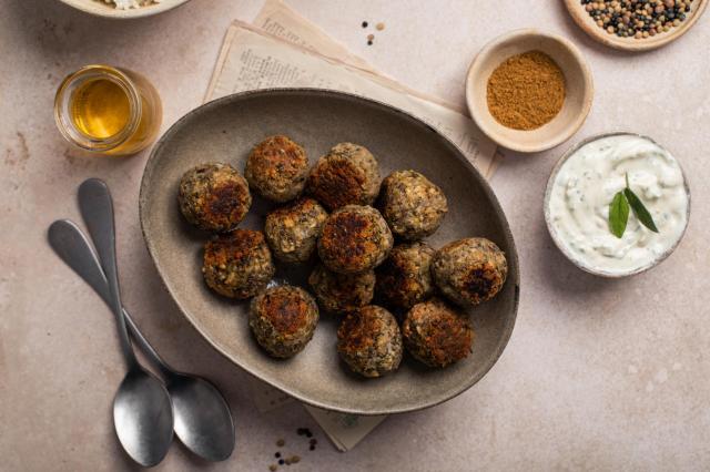 Avec seulement 4 ingrédients, voici comment préparer des boulettes savoureuses (et sans viande) en un rien de temps !