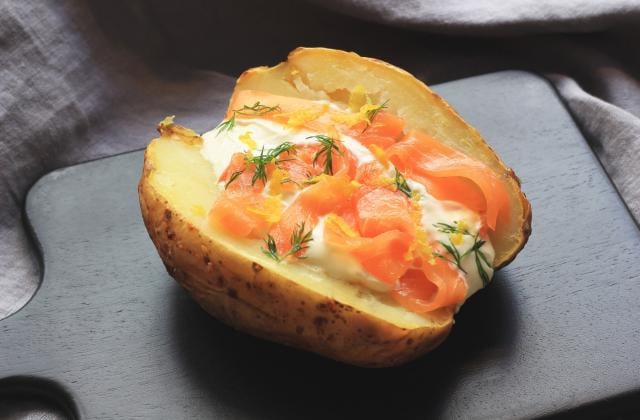 Pomme de terre au four au saumon fumé et crème. 750g