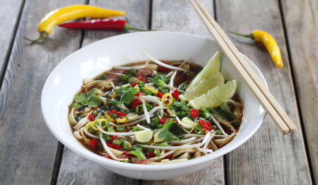 Vous n’avez pas encore testé le Pho ? Cette soupe vietnamienne épicée est LA recette idéale pour affronter les jours de froid !