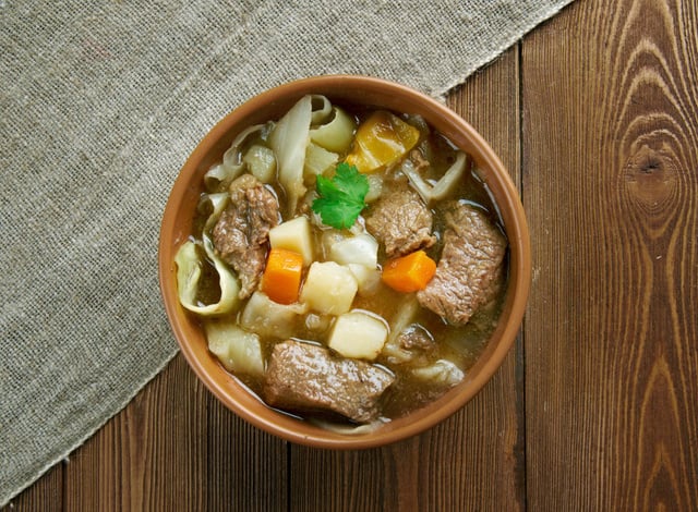 Connaissez-vous la garbure ? Cette soupe de chou originaire du Sud-Ouest est indéniablement la recette idéale pour la saison !