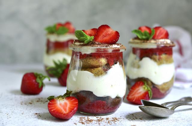 Tiramisu aux fraises. Adobestock