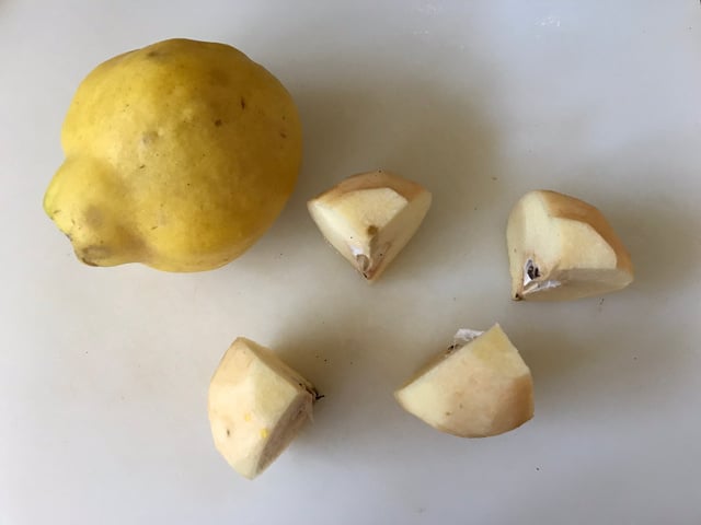 Posez-les sur la partie plate inférieure et retirez la partie fibreuse du cœur, de haut en bas