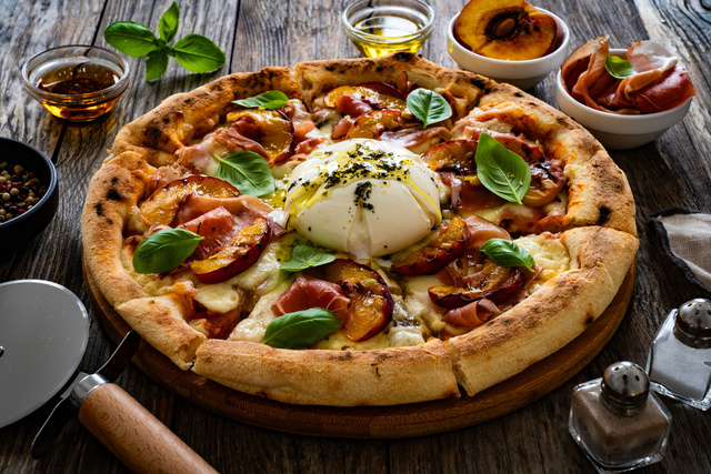 Pêches, pesto et burrata : cette garniture de pizza est notre nouvelle association préférée de l’été