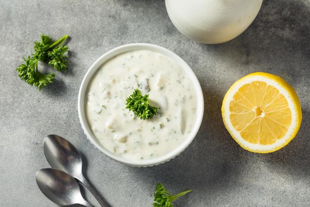 Elle est idéale avec des frites ou une bonne viande grillée ! Ce chef dévoile sa recette pour préparer une bonne sauce tartare