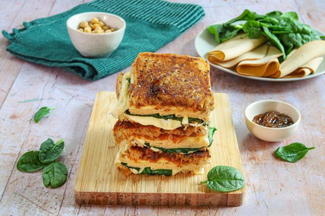 Rapide, fondant et gourmand, ce grilled cheese végé aux tranches pois chiches va vous surprendre !