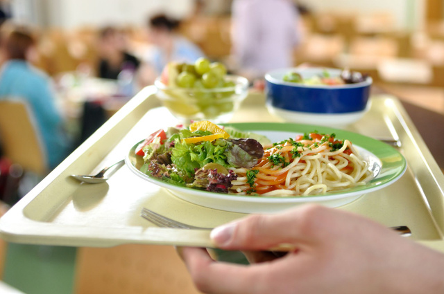 Caen : Quand les lycéens retrouvent des vers dans leur assiette de pâtes à la cantine...