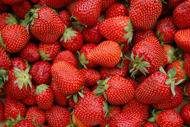 Ne jetez pas vos queues de fraises, c’est un trésor (surtout pour vos plantes)