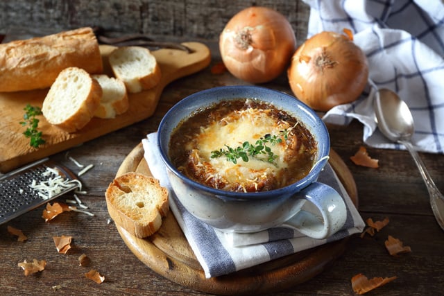 Soupe à l’oignon gratinée : la vraie recette comme dans les bistrots parisiens