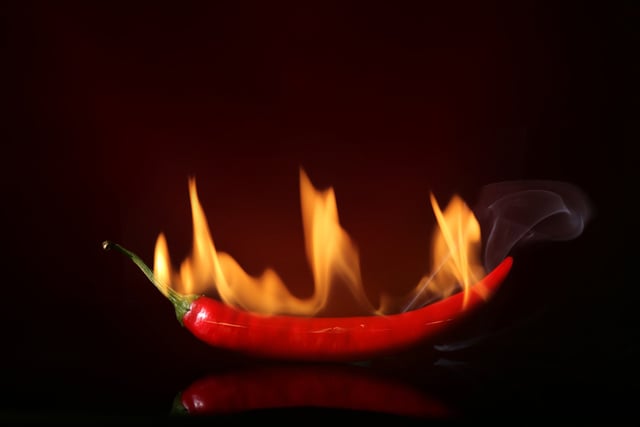 “Un phénomène de mode dangereux”: l’Anses alerte sur les défis d’ingestion de piments et détaille les risques